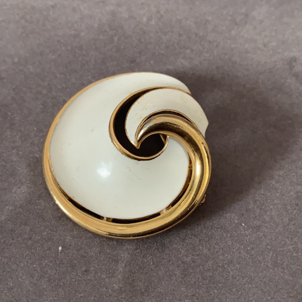 Vintage Crown Trifari Swirl Brooch 14$